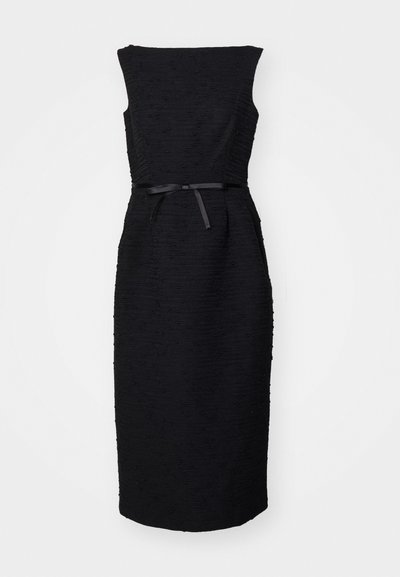 Svart ärmlös klänning med en figursydd bodice, texturerad tyg och ett åtdraget midja med ett matchande bälte, som sträcker sig till knä längd.