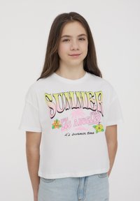 T-shirt bianca cropped con grafica colorata "SUMMER", palma, fiori e testo "Los Angeles 1962" e "è tempo d'estate".