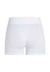 Baltas kokvilnas šorts ar ribotu elastīgu jostu, ar gludu tekstūru un pieguļošu dizainu, bez papildu rakstiem vai akcentiem.