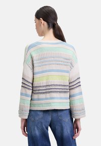 Strukturierter mehrfarbiger Strickpullover mit pastellfarbenen Streifen in Grün, Blau und Beige, der markante horizontale Muster und weite Ärmel aufweist.