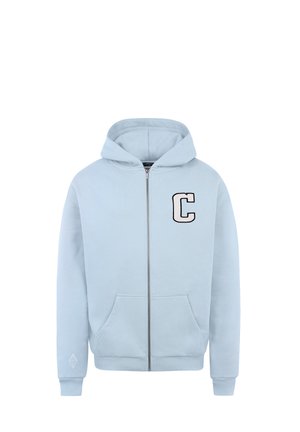 Lichtblauwe zip-up hoodie van zacht materiaal. Heeft een voorkrui pocket, ribgebreide manchetten, en een geborduurd 'C' logo op de borst.