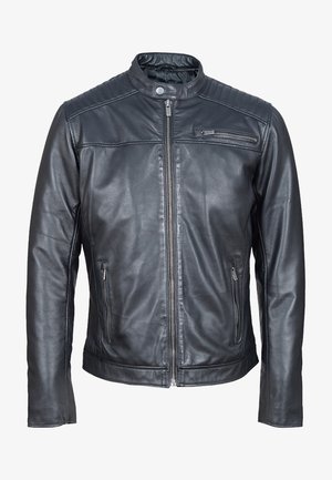 Giacca in pelle nera con colletto alto, chiusura con zip e dettagli a coste sulle spalle. Presenta due tasche laterali e una tasca sul petto con zip.