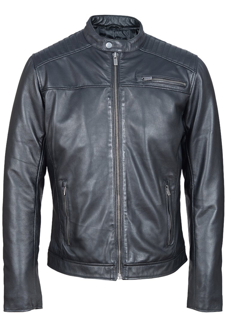 Schwarze Lederjacke mit hohem Kragen, Reißverschluss und gerippten Schulterdetails. Verfügt über zwei Seitentaschen und eine mit Reißverschluss verschlossene Brusttasche.