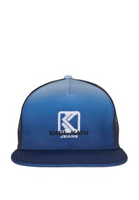 Blå gradientcaps med nettsider, med en hvit brodert logo "K" og "KARL KANI JEANS" på forsiden. Flat skjermdesign.