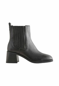 Botine negre din piele cu toc bloc, având accente verticale riblate și un tab pentru a fi ușor de încălțat. Finisaj neted și vârf rotunjit.
