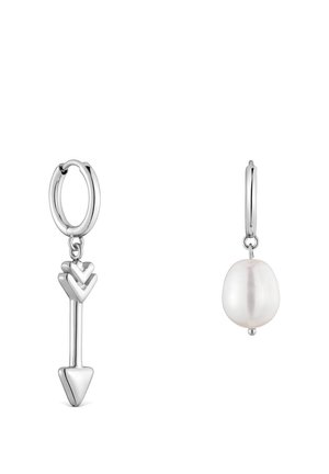 Srebrne kolczyki koła z zawieszką w kształcie strzały na jednym i pojedynczą białą perłą na drugim, oba na białym tle.