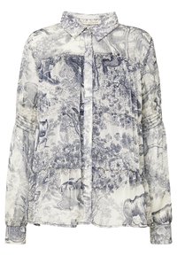 Långärmad blus, lätt tyg, blå och vit toile-mönster, knäppning framtill, rynkade detaljer vid ärmar och fåll, klassisk krage.