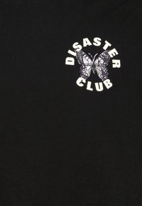 Schwarzes Baumwoll-T-Shirt mit einem Grafikdesign eines Schmetterlings und dem Text "DISASTER CLUB" in Weiß und Lila. Weicher Stoff und lässiger Schnitt.