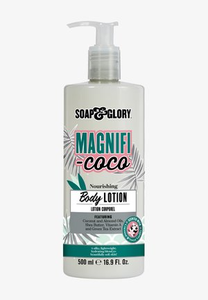 Duidelijke plastic pompflacon van bodylotion, met een wit en teal etiket met roze accenten, botanische graphics en details over belangrijke ingrediënten.