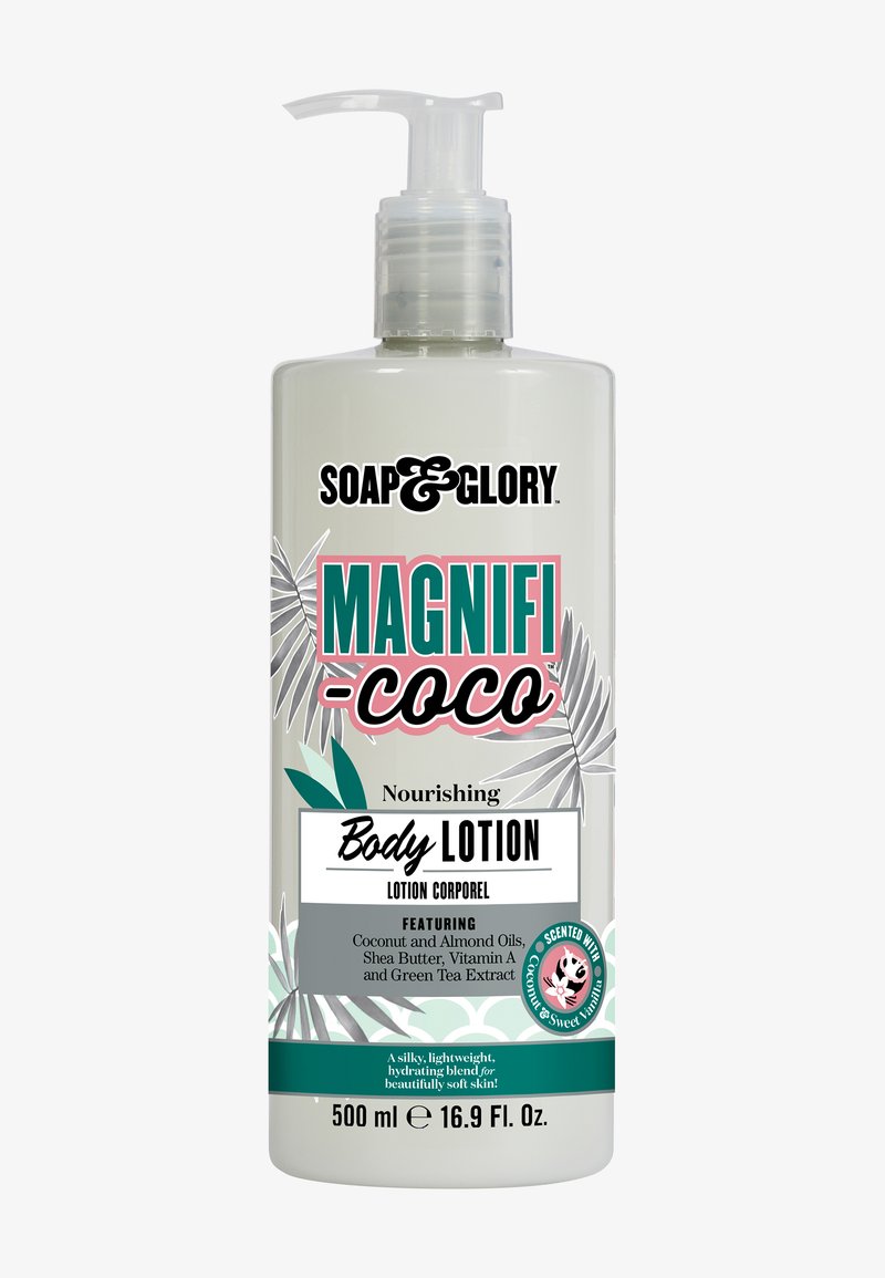 Bouteille pompe en plastique transparent de lotion corporelle, présentant une étiquette blanche et turquoise avec des accents roses, des graphiques botaniques et des détails sur les ingrédients clés.