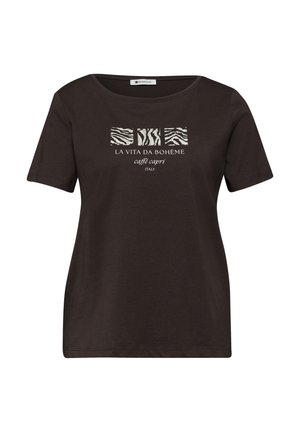 Donkerbruin T-shirt met korte mouwen en ronde hals, met drie vierkanten met zebrapatroon en witte tekst: "LA VITA DA BOHÈME caffè capri ITALY."