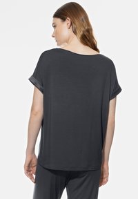 Czarnoszary krótki top z szerokim dekoltem i podwiniętymi rękawami. Miękka tekstura, luźny krój oraz lekko obniżony tył.