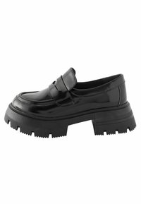 Schwarze Lacklederloafer mit einer klobigen, strukturierten schwarzen Gummisohle und einem dekorativen Riemen über der Vorderseite. Glatte und glänzende Oberfläche.