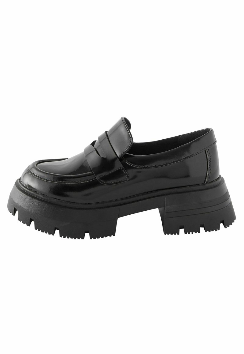 Schwarze Lacklederloafer mit einer klobigen, strukturierten schwarzen Gummisohle und einem dekorativen Riemen über der Vorderseite. Glatte und glänzende Oberfläche.