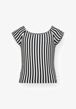 Czarna i biała paskowana bluzka z krótkim rękawem, czarne szorty dżinsowe i białe sneakersy z czarnymi paskami. Gładki materiał i dopasowany krój.