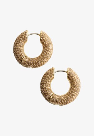 Goldene Creolen, besetzt mit klaren und rosa Kristallen, mit runder Form und einer leichten Öffnung an der Oberseite für einen sicheren Verschluss.