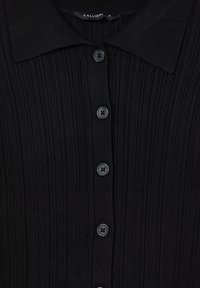 Schwarze gerippte Strickjacke mit Kragen, ausgestattet mit sechs Knopfverschlüssen und einem weichen, strukturierten Strickstoff.