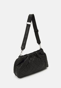 Borsa nera trapuntata in materiale morbido con forma arrotondata. Dotata di tracolla staccabile stampata con "VALENTINO" e dettagli in metallo argentato.