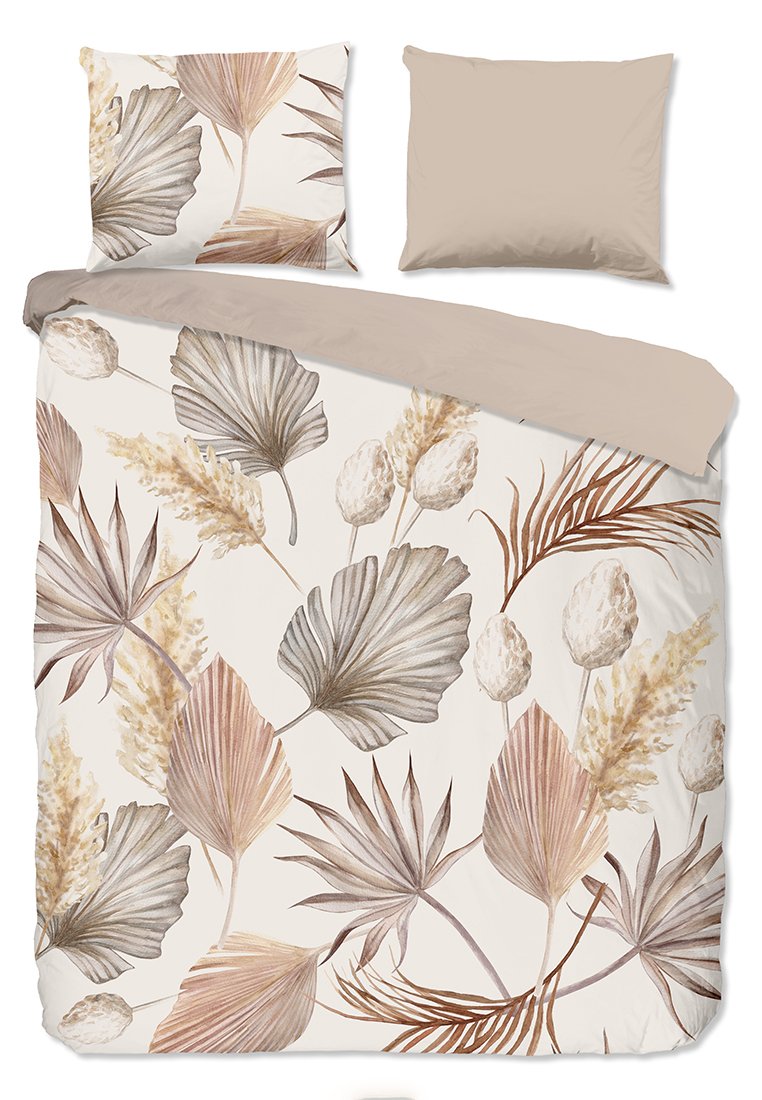 Juego de cama con un diseño floral en tonos beige, marrón y crema. Incluye una funda nórdica y dos fundas de almohada a juego.