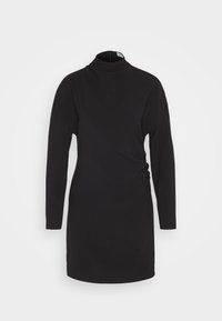 Robe noire à manches longues avec un col montant, en tissu doux, comportant un détail froncé sur le côté pour ajouter de la texture et de l'intérêt au design.