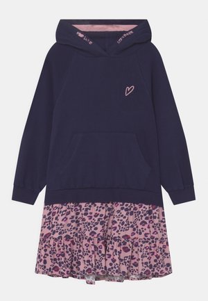 Robe sweat bleu marine avec capuche, ornée d'une broderie en forme de cœur rose et d'une jupe froncée à imprimé léopard rose. Tissu texturé, design décontracté.