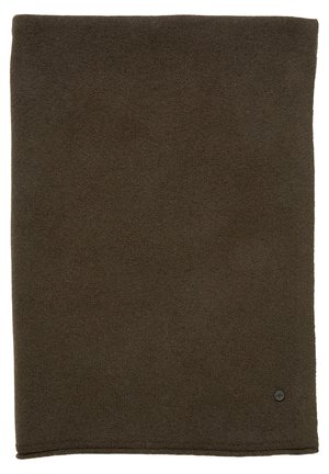 Ciemnobrązowy, prostokątny szalik z dzianiny z wełny z małą, okrągłą, czarną metką z logo w pobliżu rogu.