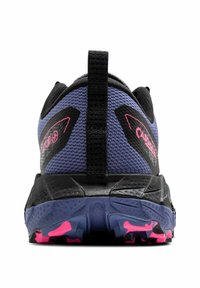 Must mustame ja sinise värviga spordijalats, millel on tekstuuriga võrgust pealmine osa, roosa aktsent ja rugged tallad, millel on mitmevärvilised haarde mustrid.