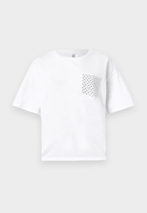 Balta trumpa rankovėmis medvilnė marškinėliai su kvadratine kišene, papuošta sidabrinėmis detalėmis kairėje pusėje. Laisvas kirpimas ir paprastas dizainas.