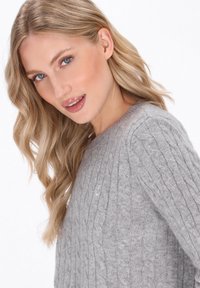 Grauer cable-knit Pullover mit Rundhalsausschnitt und strukturiertem Muster. Verfügt über ein dezentes Logodetail auf der Brust. Weiches, wollartiges Material.