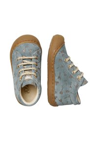 Zapatillas de ante azul con patrones de corazones metálicos dorados, suelas de goma marrón y cordones dorados. Diseño ligero, corte hasta el tobillo y acabado texturizado.