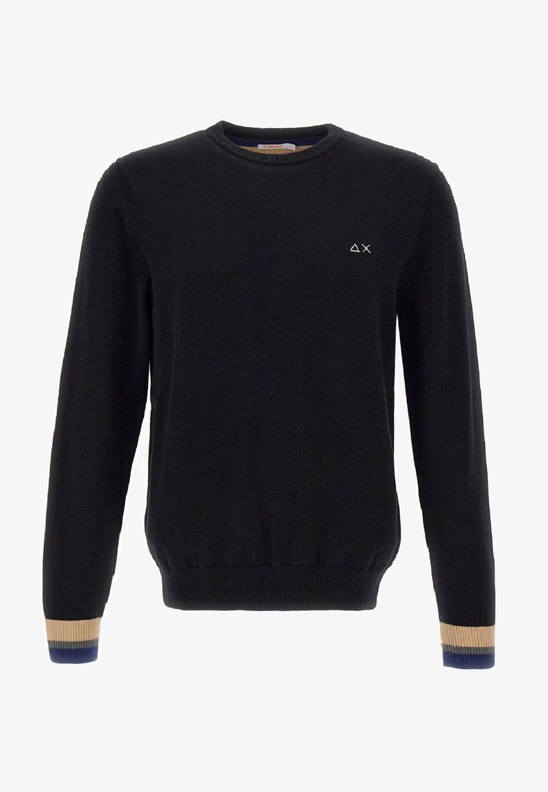 Pull noir à col rond avec petit logo géométrique blanc sur la poitrine gauche, ourlet et poignets côtelés, détail rayé beige et bleu sur les poignets.