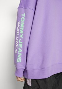 Tommy Jeans HOODIE - Felpa - violet viola