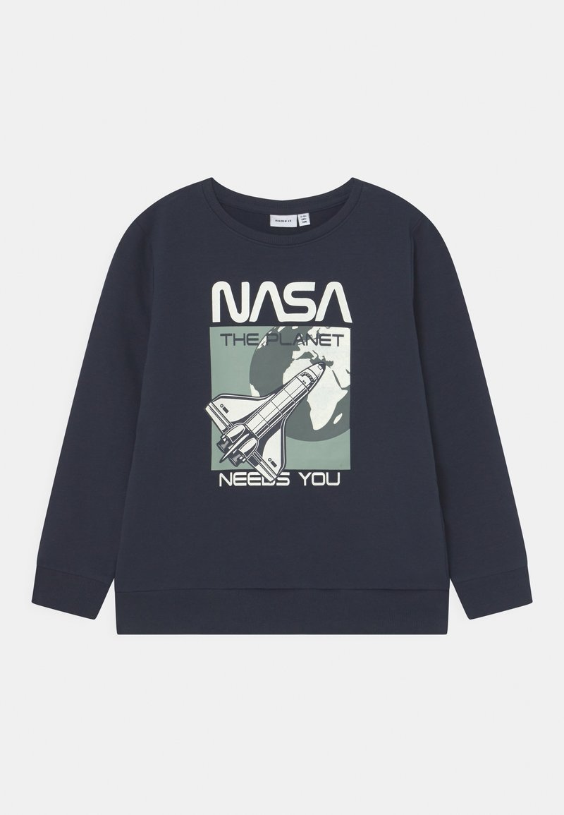 Sweatshirt bleu marine à manches longues avec un design graphique NASA, comprenant le texte "LA PLANÈTE A BESOIN DE VOUS" et une illustration de navette spatiale.