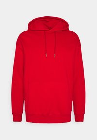 Sudadera con capucha roja fabricada en un tejido suave, que cuenta con un bolsillo frontal, cordones y puños de canalé. Textura suave con un color sólido.
