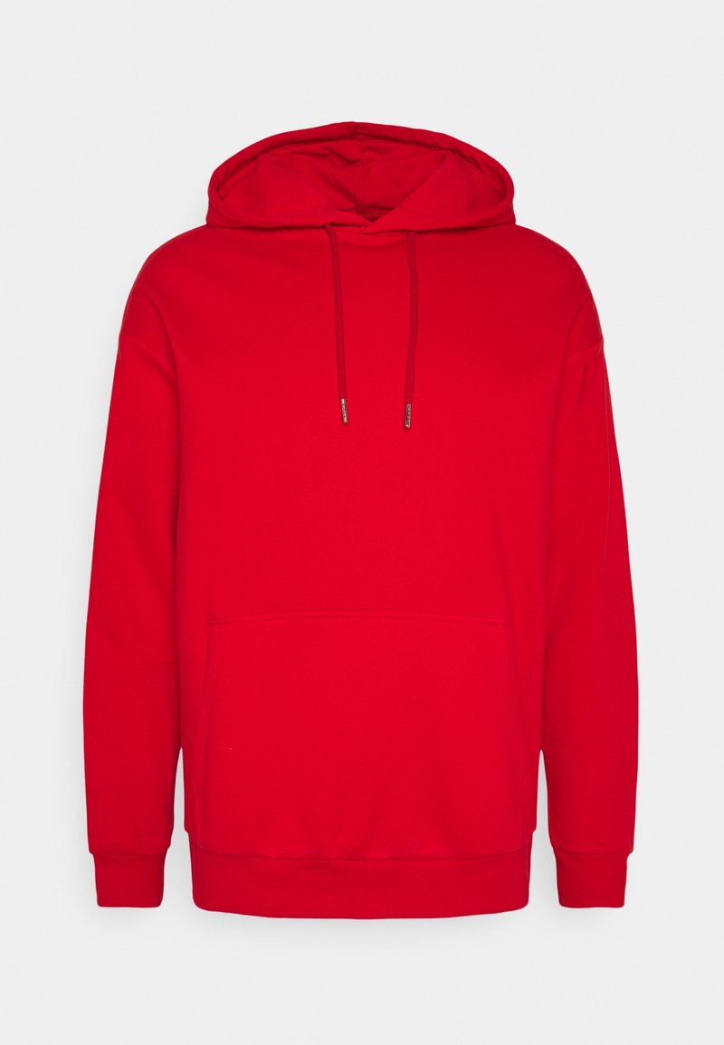 Sudadera con capucha roja fabricada en un tejido suave, que cuenta con un bolsillo frontal, cordones y puños de canalé. Textura suave con un color sólido.
