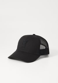 Schwarze Kappe mit einer festen Vorderseite und einem erhöhten Liverpool FC-Logo, netzartigen Seitenteilen für Atmungsaktivität und einem flachen Schirm. Verstellbarer Riemen hinten.