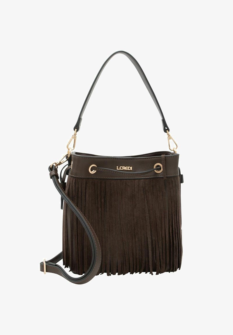 Bolso de mano de ante marrón con detalles de flecos, una correa de hombro desmontable y un asa superior. Decorado con herrajes en tono dorado.