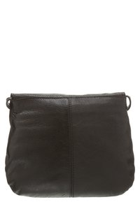 Lille sort læder clutch-taske med let tekstur og lodret søm ned i midten, med metalringe på hver side øverst.