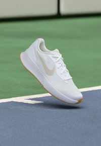 Unselected, white/light orewood brown/summit white
