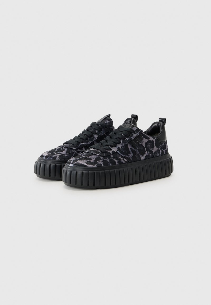 Schwarz- und grau-gestreifte Sneakers im Leopardenmuster mit einer klobigen schwarzen Gummisohle, strukturiertem Obermaterial und schwarzen Schnürsenkeln. Hinterer Zugtab für ein einfaches Anziehen.