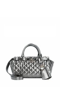 Borsa a tracolla argentata trapuntata con manici superiori, una tracolla staccabile e un ciondolo a forma di cuore con il logo Guess appeso a un manico.