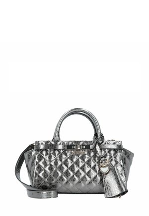 Sac à main argenté matelassé avec des anses supérieures, une bandoulière amovible et un pendentif en forme de cœur avec le logo Guess pendent d'une des anses.