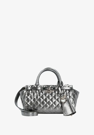 Silberne gesteppte Handtasche mit zwei Tragegriffen, einem abnehmbaren Schulterriemen und einem herzförmigen Guess-Logo-Anhänger, der an einem Griff hängt.