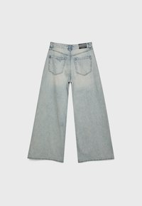 Lichtblauwe denim wijde jeans met een hoge taille, voorzien van twee achterzakken en contrasterende stiksels langs de naden.