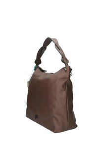 Borsa a spalla in pelle marrone con tracolla testurizzata, chiusura a zip e corpo liscio. Presenta un piccolo accento blu vicino alla cerniera.