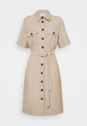 Robe beige à manches courtes avec col, deux poches poitrine avant avec boutons, et ceinture assortie en tissu attachée à la taille.