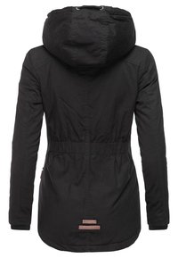 Zwarte parka jas met een capuchon, getailleerde taille en geribde manchetten. Kenmerkt zich door platte naden en twee labels op de achterkant nabij de zoom. Glad materiaal.