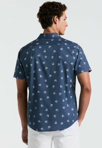 Korte mouwen shirt van gladde marineblauwe stof met een wit palmbladpatroon, met een ontspannen pasvorm en een rechte zoom.
