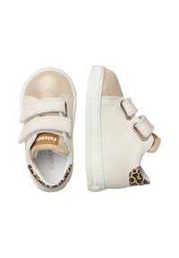 Baskets pour enfants beiges avec un embout pailleté doré, deux bandes velcro et un accent en imprimé léopard sur le talon. Semelle en caoutchouc.