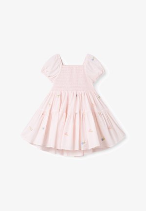 Svetloružové dievčenské šaty pre batoľatá s nadýchanými rukávmi, nažehleným živôtikom, nariasenou sukňou a drobnou roztrúsenou kvetinovou výšivkou.